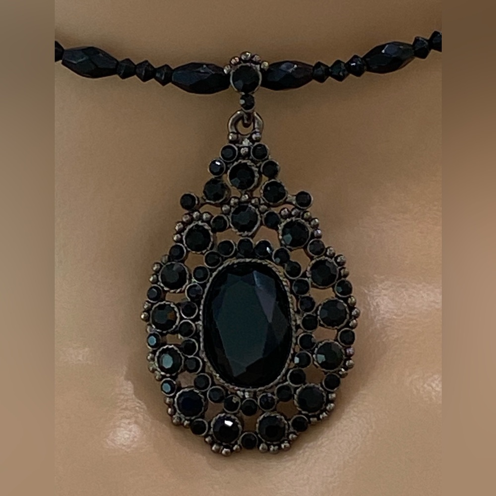 NWOT Beautiful Jones New York Black Crystal Choker Necklace